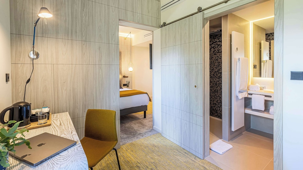 Classic Room, 1 King Bed, Non Smoking (with Single Sofabed) - Photo 4