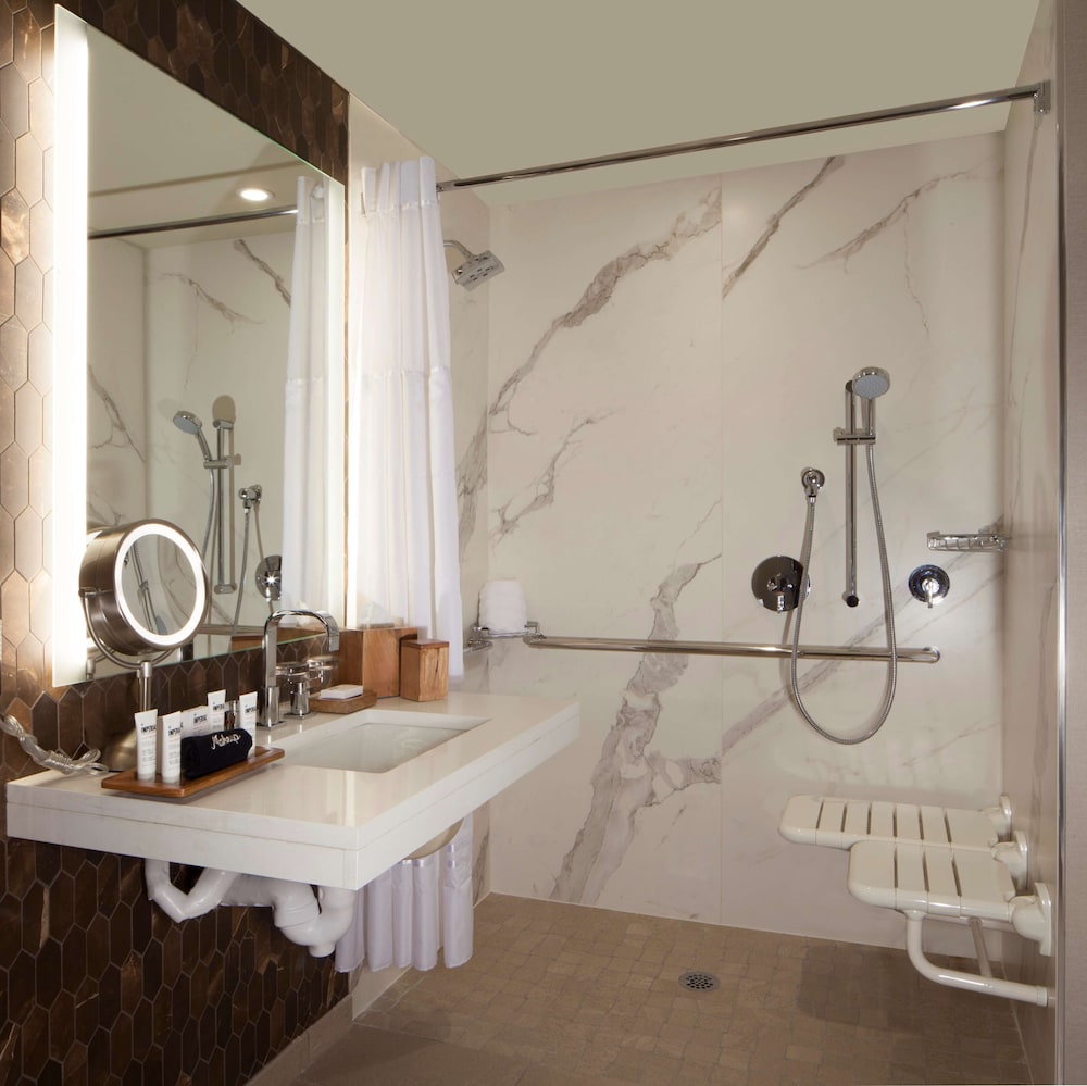Room, 1 King Bed, Accessible, River View (Roll-In Shower) thumbnail 6