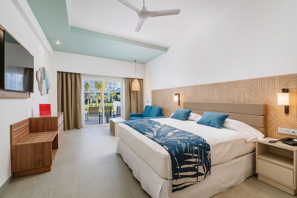 Double Room (swim-up, M)