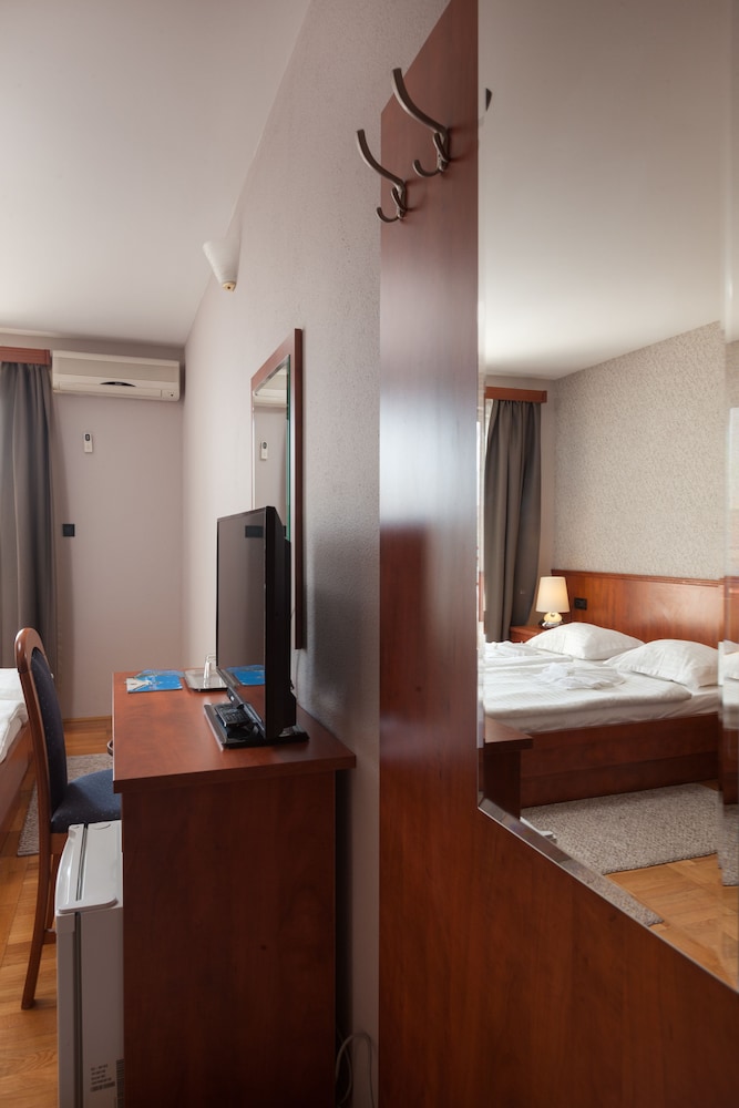 Classic Double or Twin Room, Balcony, Mountain View (See and Mountain View) photo 3