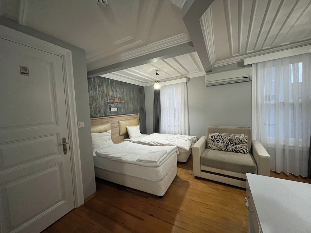 Standard Double or Twin Room, Balcony, City View photo 3