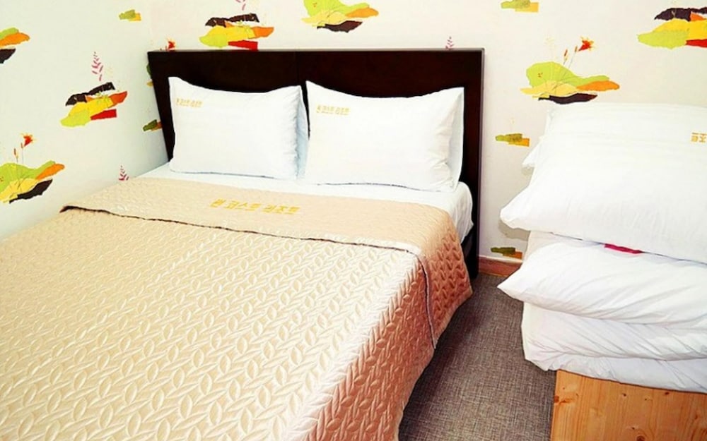 Room (Building 4 Room 101 (Seawater pool Hi)