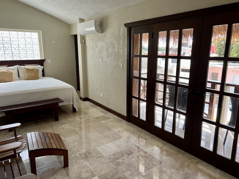 Comfort Room, 1 King Bed, Balcony