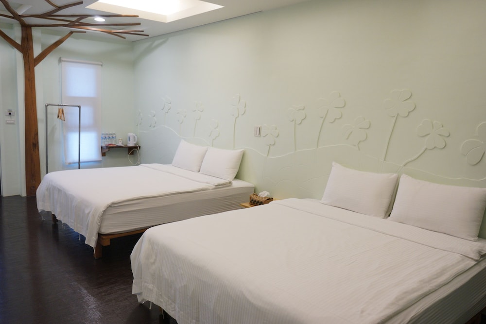 Basic Quadruple Room photo 2