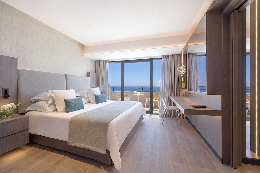 Luxury Suite - Photo 2