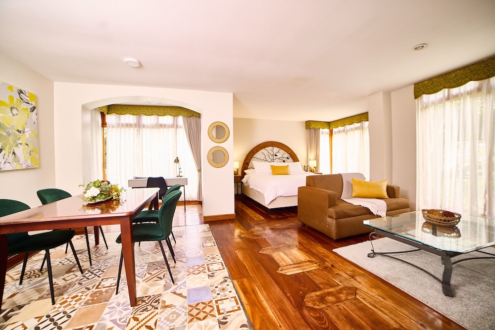 Suite, 1 King Bed - Photo 3