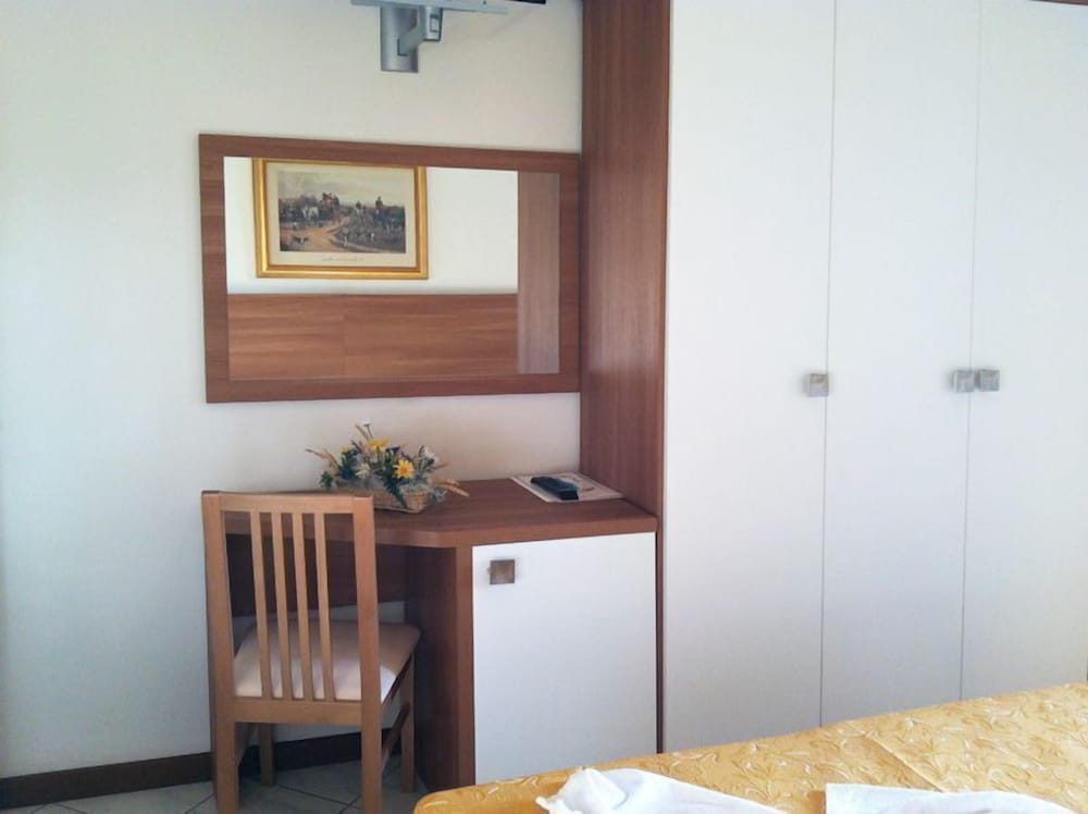 Quadruple Room, Partial Sea View photo 3