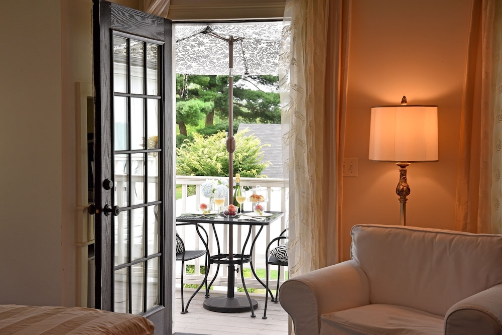 Deluxe Room, 1 King Bed, Fireplace, Garden Area photo 2