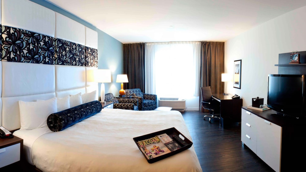 Premium Room, 1 King Bed - Photo 5
