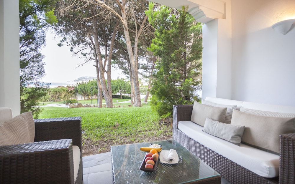 Deluxe Room, 1 King Bed, Pool View photo 3