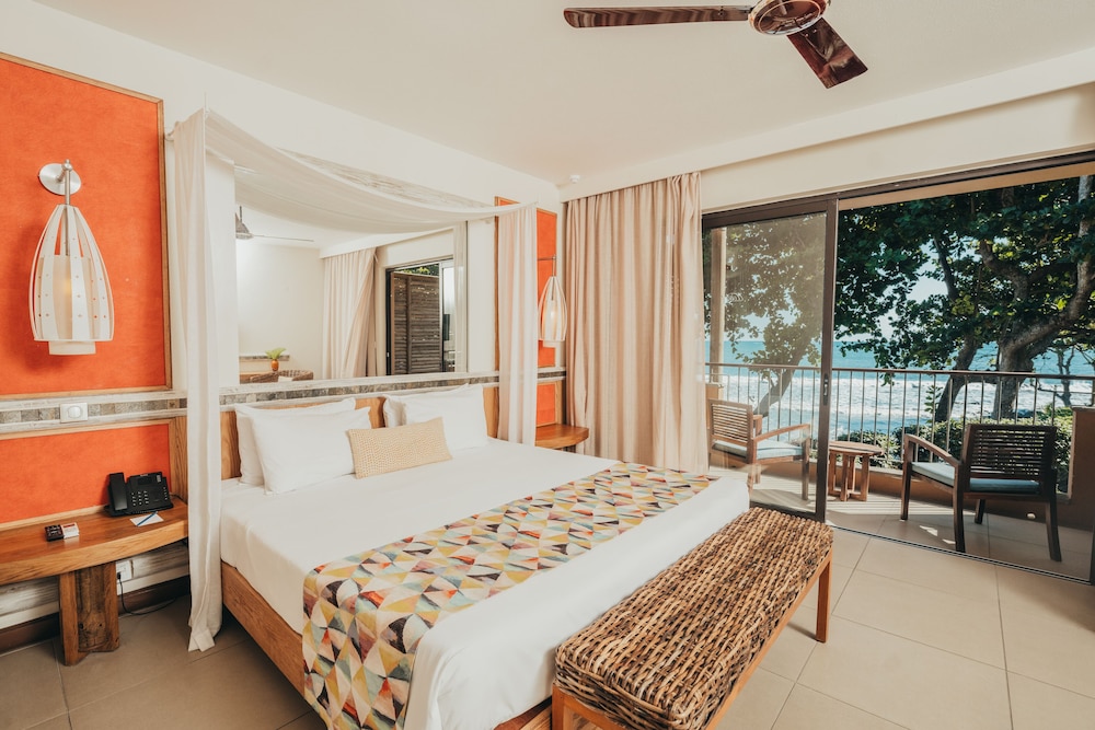 Deluxe Room, 1 King Bed with Sofa bed (Deluxe Beachfront Room) - Photo 1
