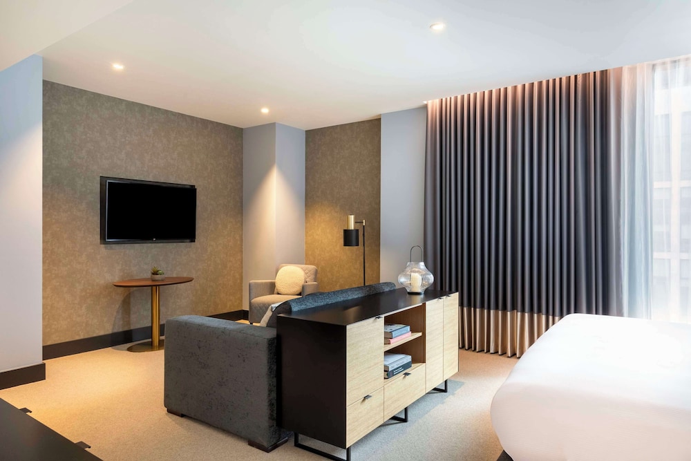 Executive Room, 1 Queen Bed with Sofa bed photo 3