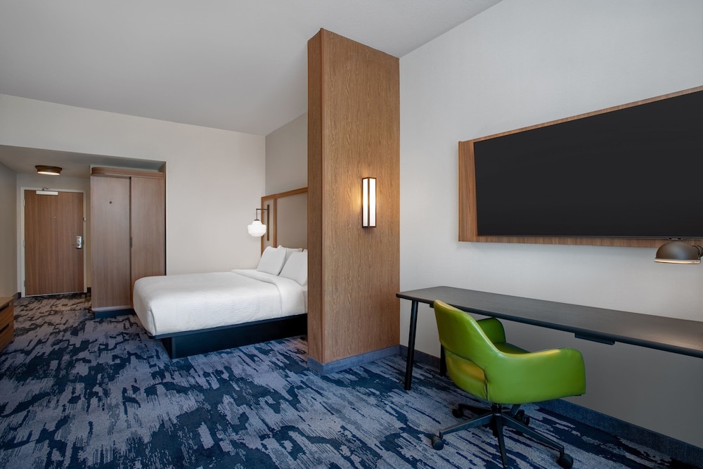 Suite, 1 King Bed with Sofa bed (Mobility Accessible, Tub) photo 3