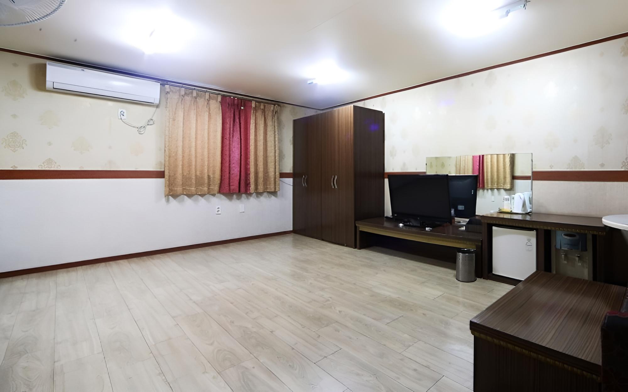 Room (Ondol Room)