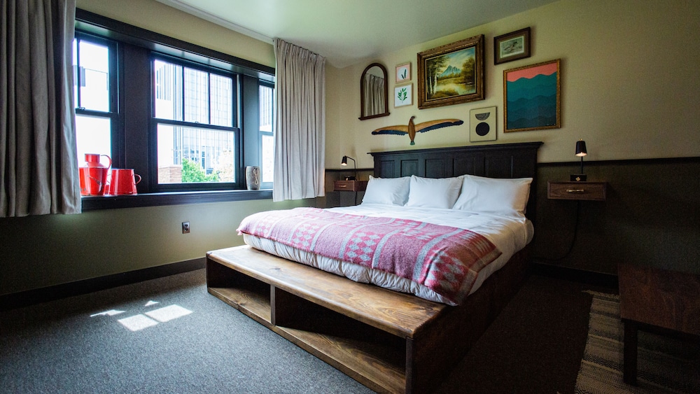Basic Room, Multiple Beds, Shared Bathroom (Small Bunk Room with Shared Bath) thumbnail 5