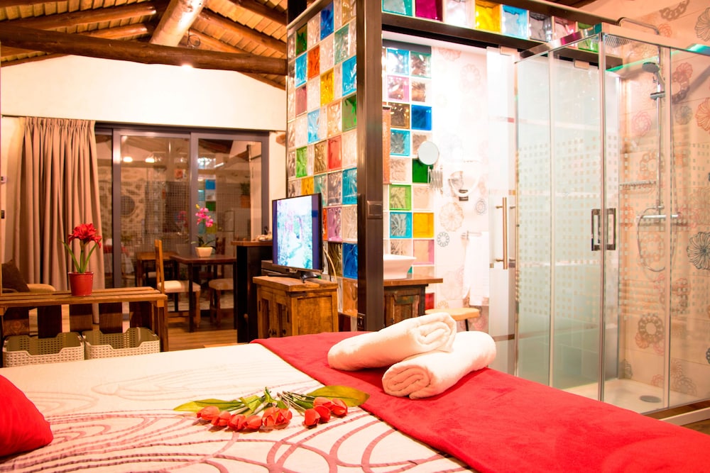 Romantic Studio Suite, Jetted Tub photo 3
