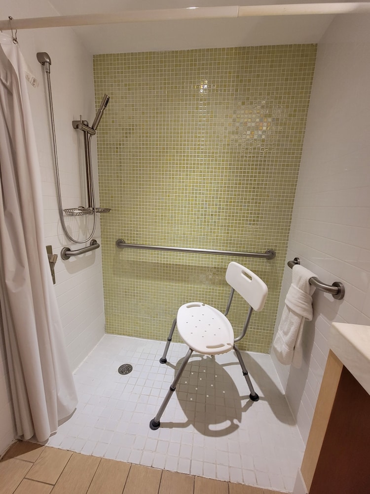 Deluxe Room, 1 King Bed, Accessible - Photo 4