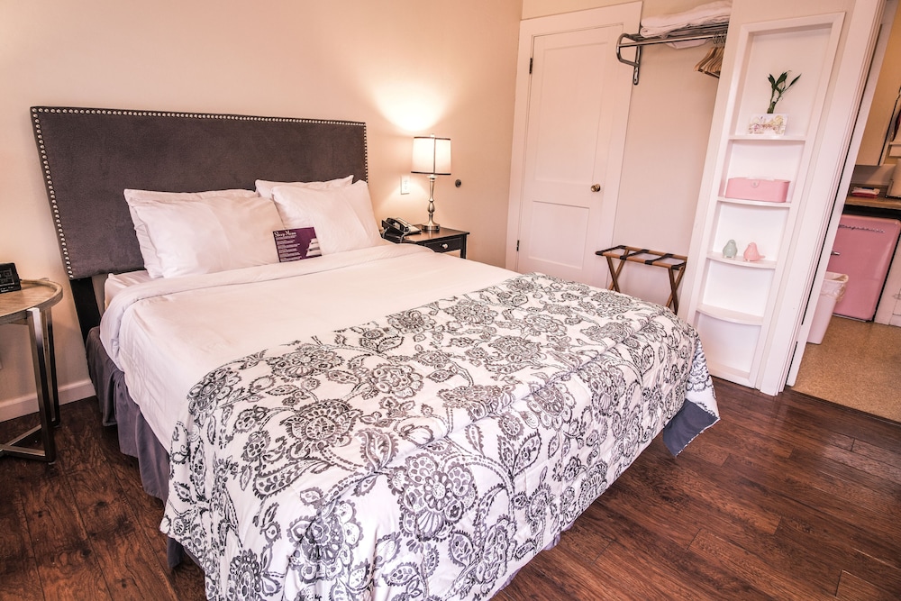 Deluxe Queen - Room 1