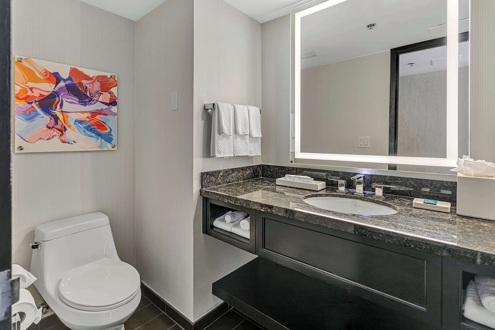 Room, 2 Queen Beds, Accessible (Roll-in Shower)