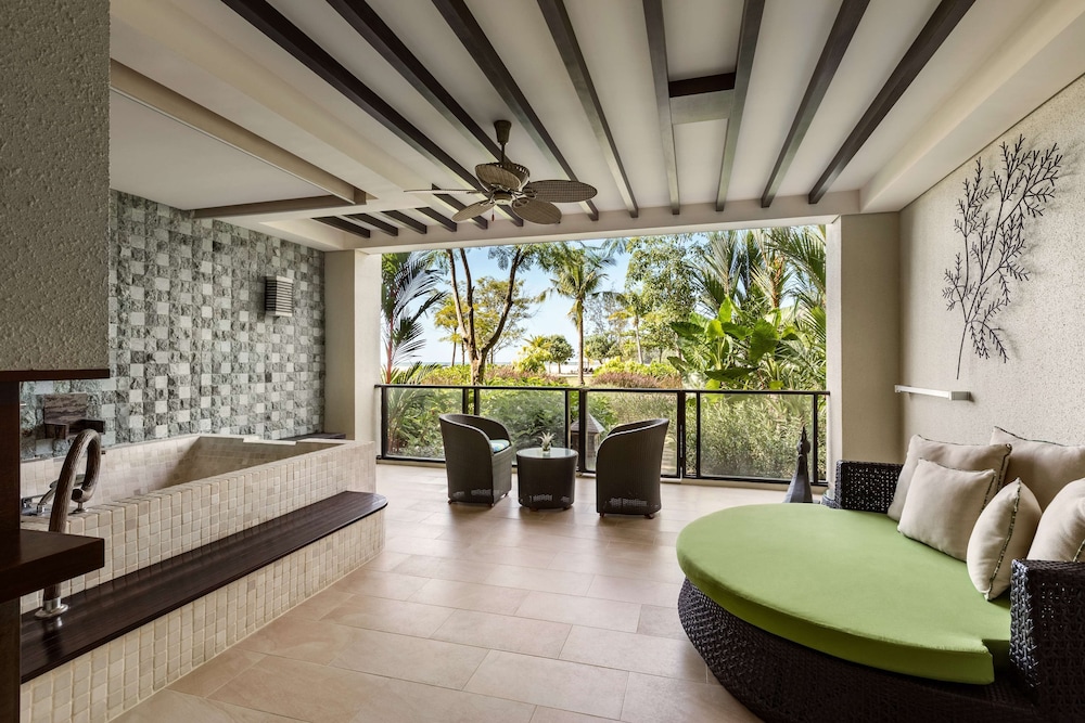Ocean Junior Garden View Suite (King)