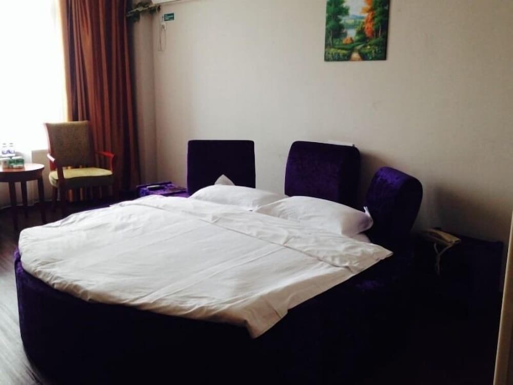 Queen Bed Room