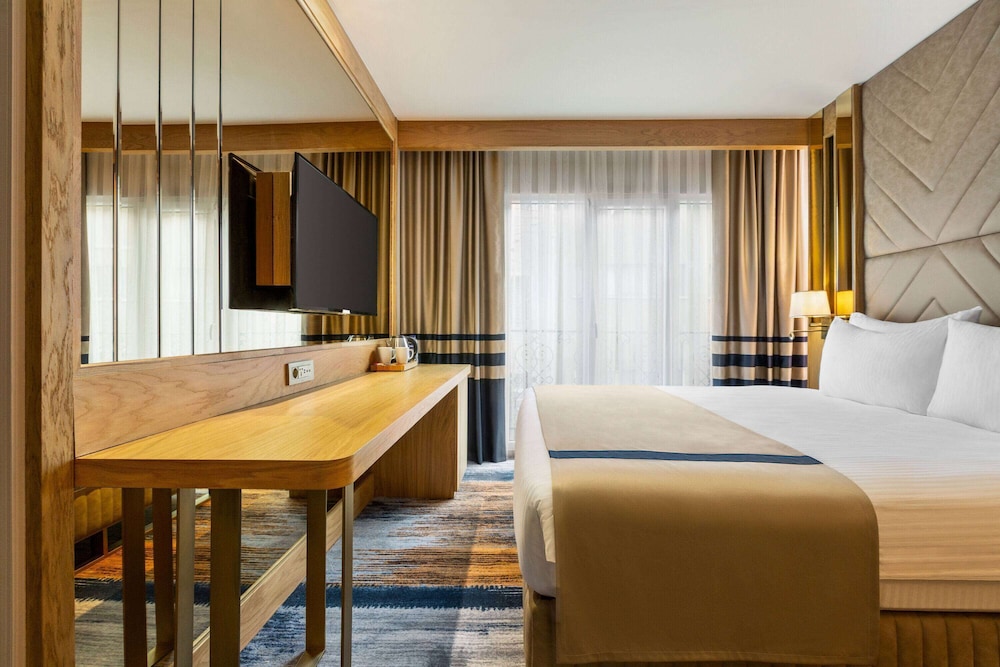 Superior Room, 1 King Bed photo 3