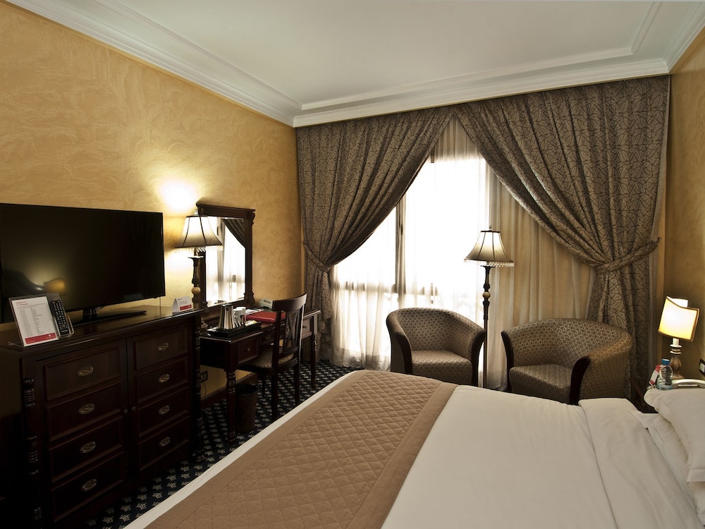 Deluxe Suite, 1 King Bed - Photo 4