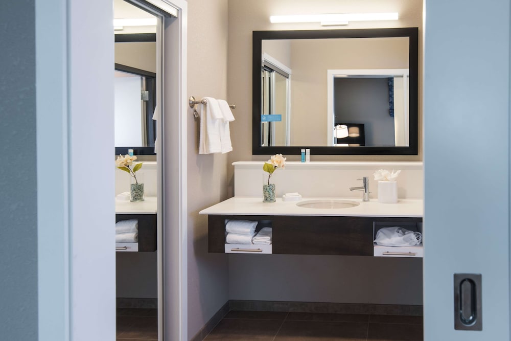 Room, 2 Queen Beds, Hearing Accessible, Bathtub photo 3