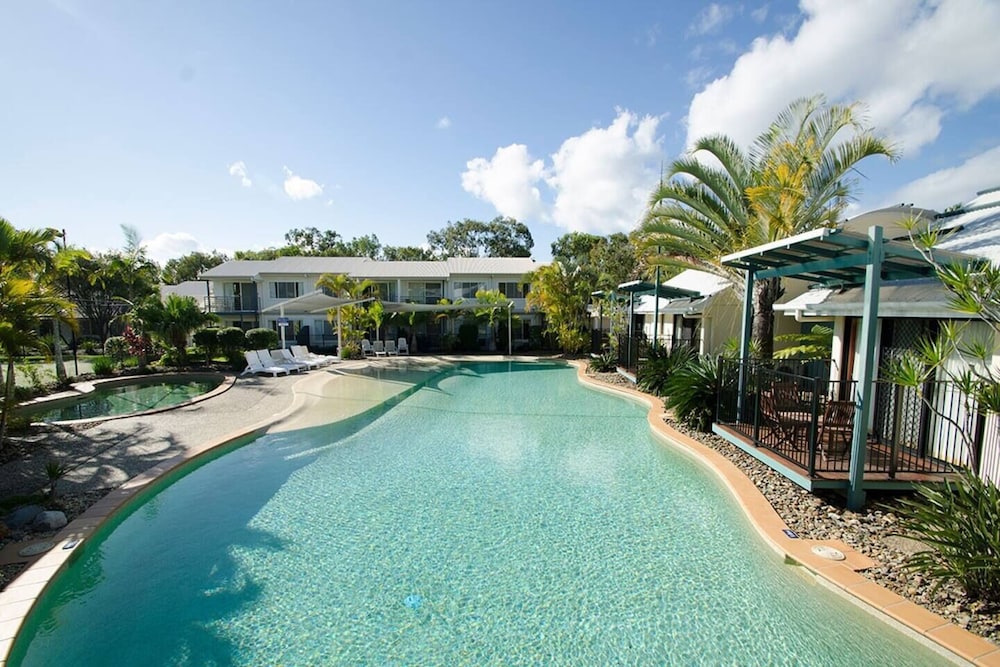 3 Bedroom Poolside Townhouse - Photo 7