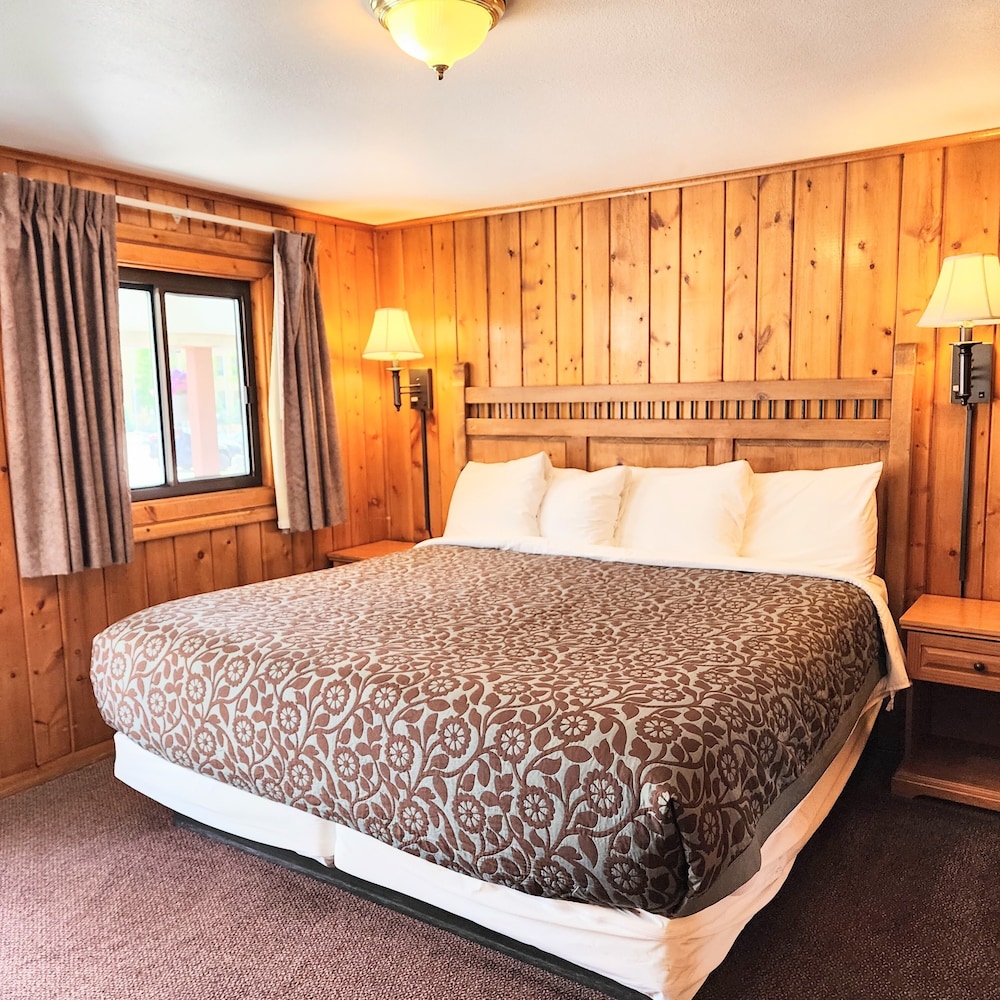 Comfort Room, 1 King Bed, Kitchenette, Mountain View photo 1