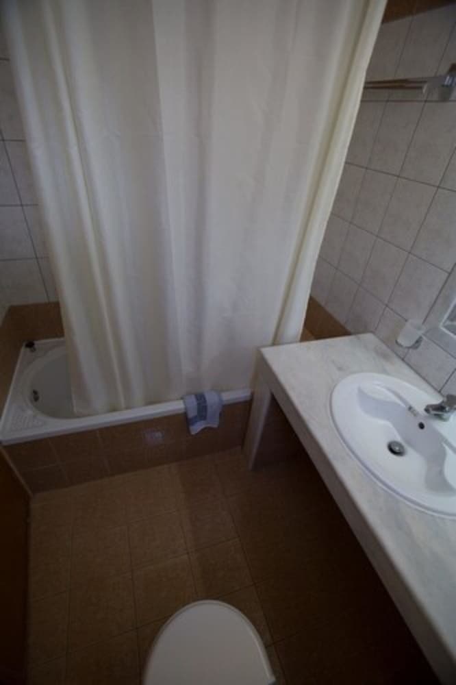Family Room, 1 Bedroom - Photo 2