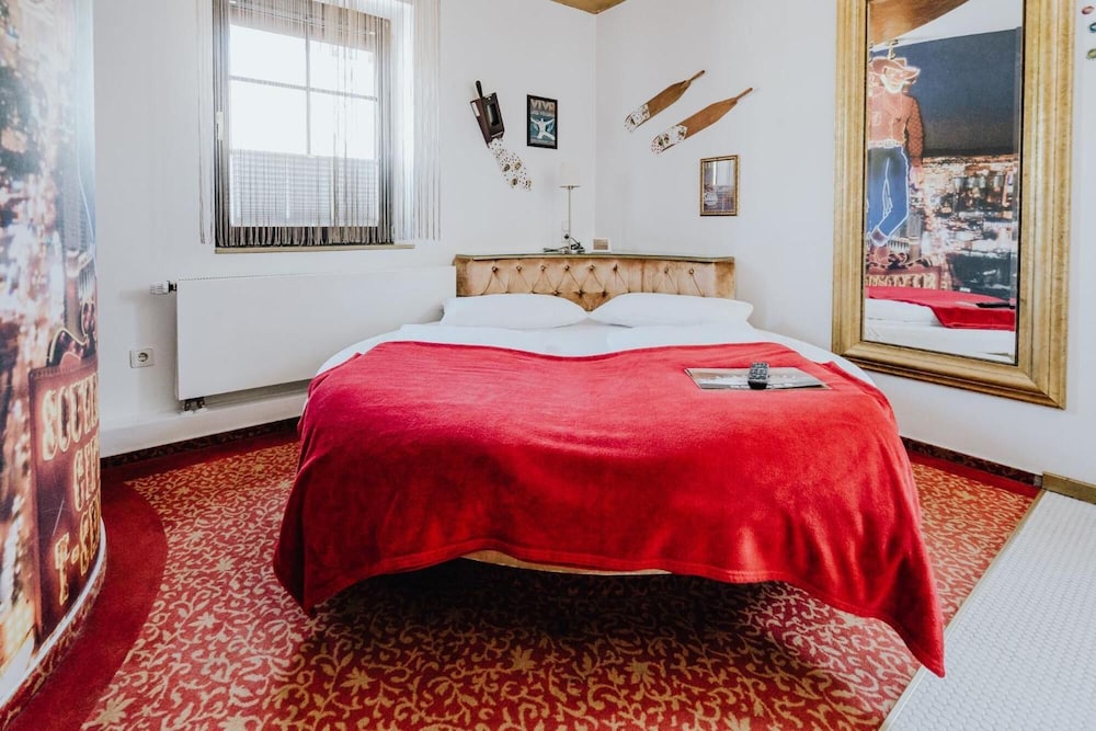 Room (LA) - Photo 3