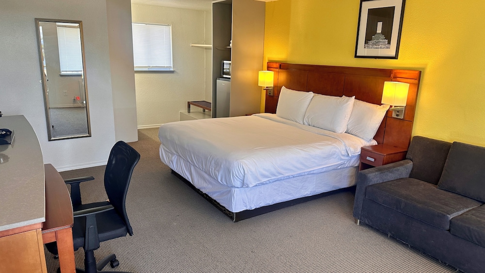Signature Room, 1 King Bed, Non Smoking, Lake View photo 1