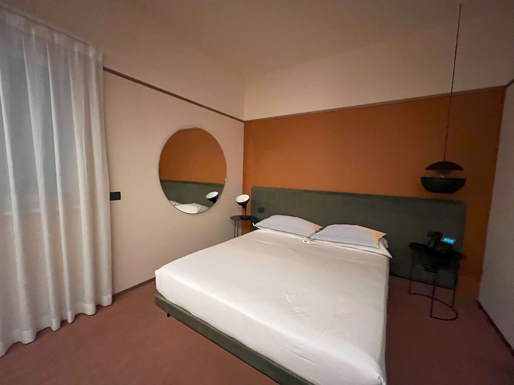 Standard Room, 1 Queen Bed, Non Smoking - Photo 5