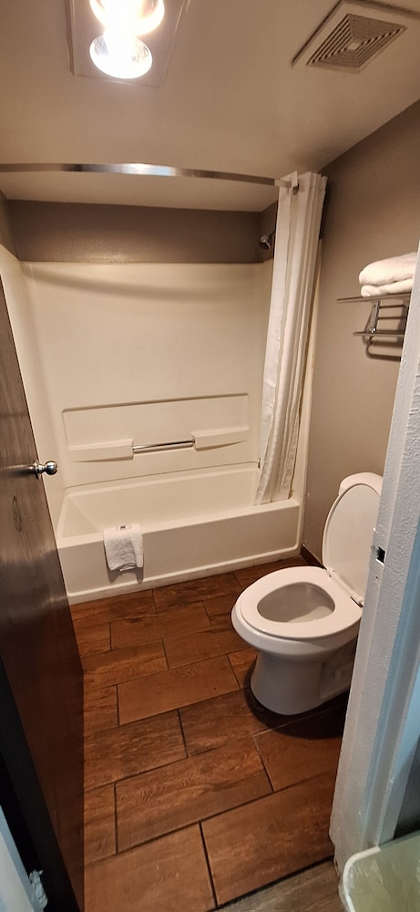 Standard Room, 2 Queen Beds, Smoking, Refrigerator & Microwave - Photo 10