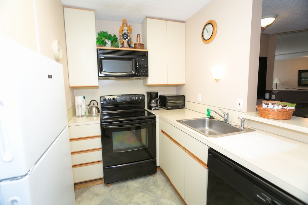 Deluxe Room, Multiple Beds, Kitchen, Pool View (1 Bedroom Dlx -Room 201-Pet Friendly) - Photo 5