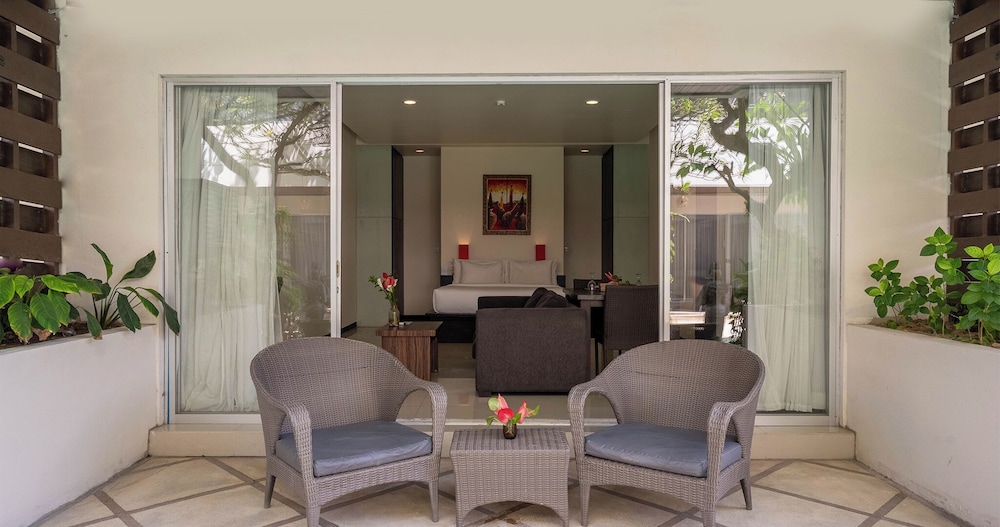 One Bedroom Suite with Pool Access - Photo 10