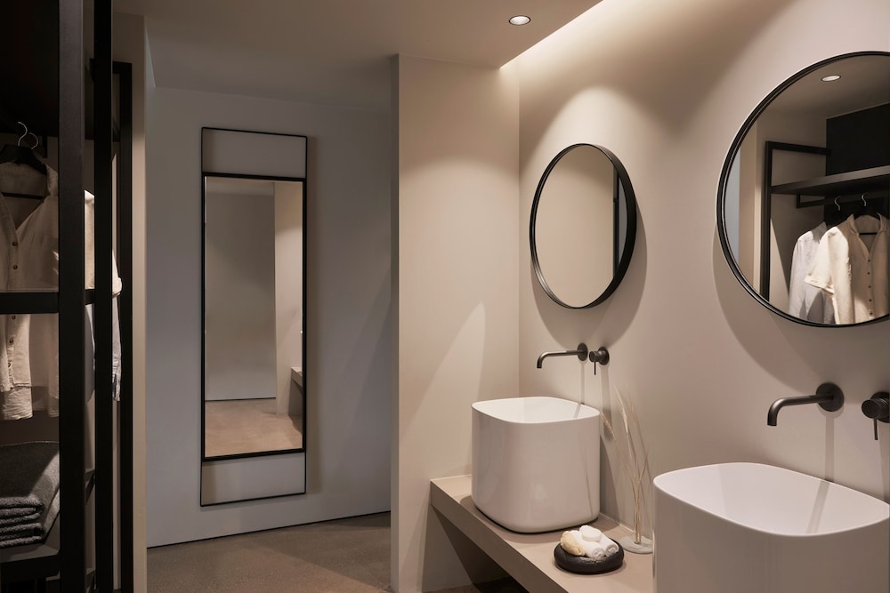 Infinity Blue Suite with Sharing Pool