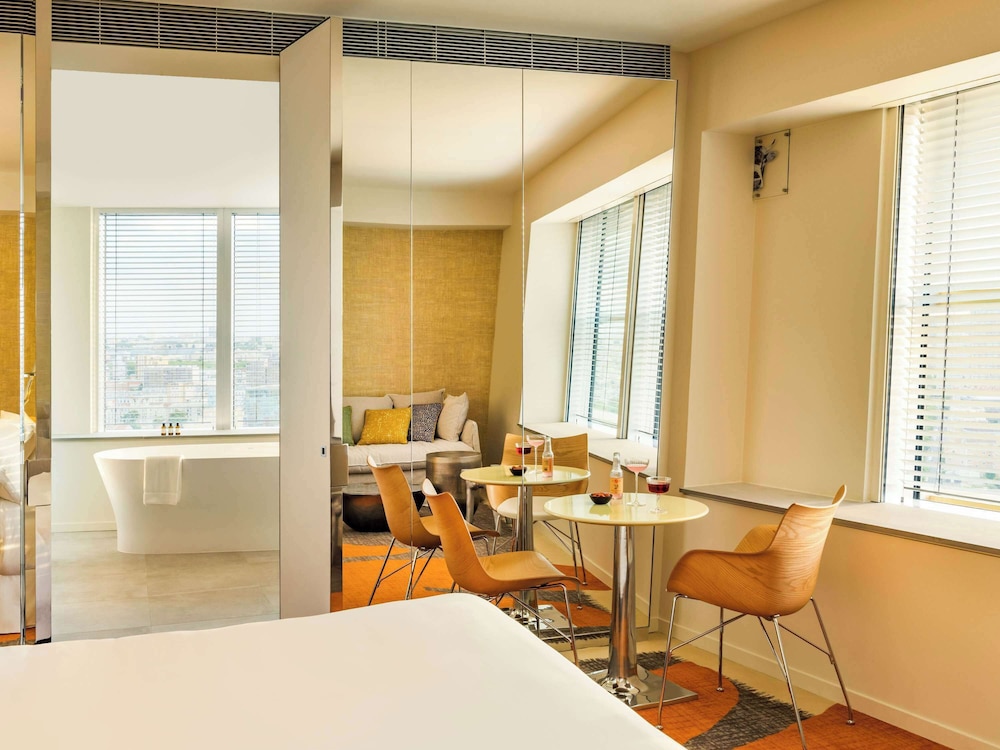 Executive Room, 1 King Bed, Corner (Panoramic Paris Eiffel Tower) photo 1