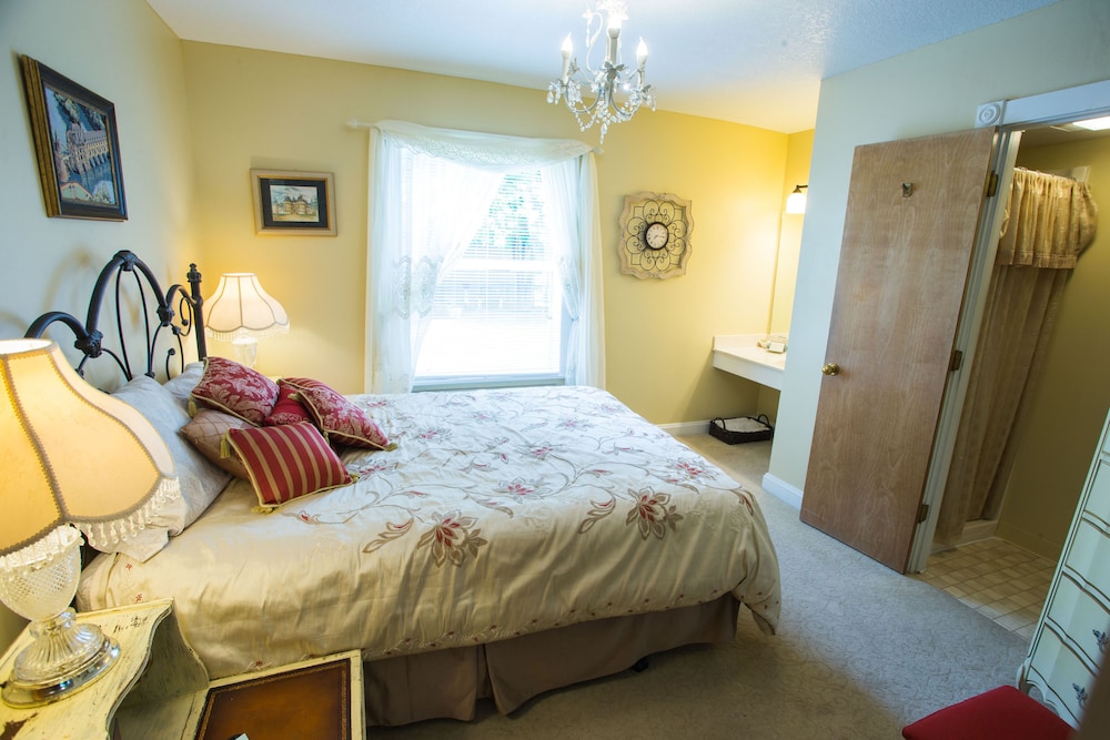 Superior Room, 1 Queen Bed, Private Bathroom (French Room) photo 3