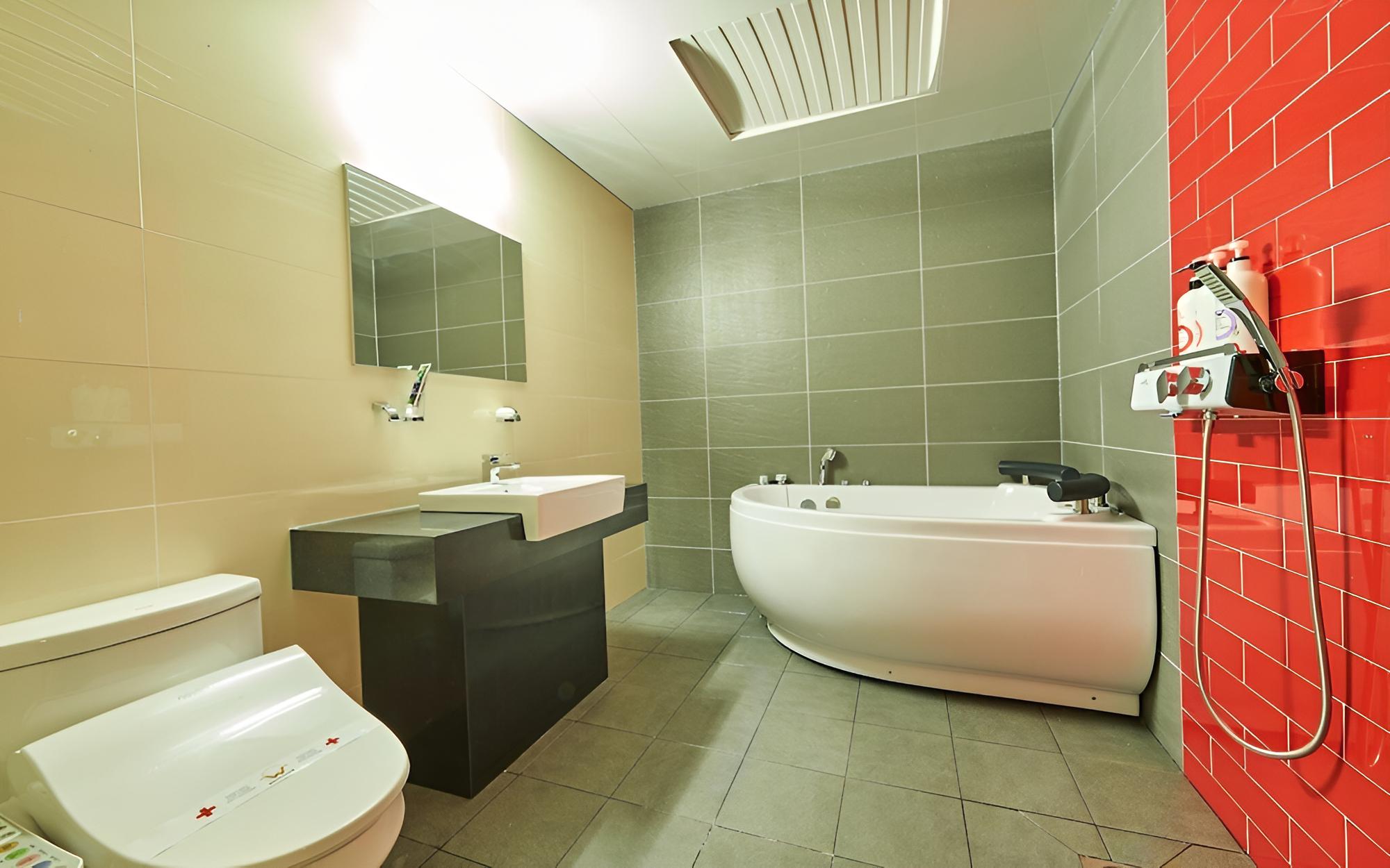 Room (Twin (Large Jetted Spa Tub)) - Photo 3