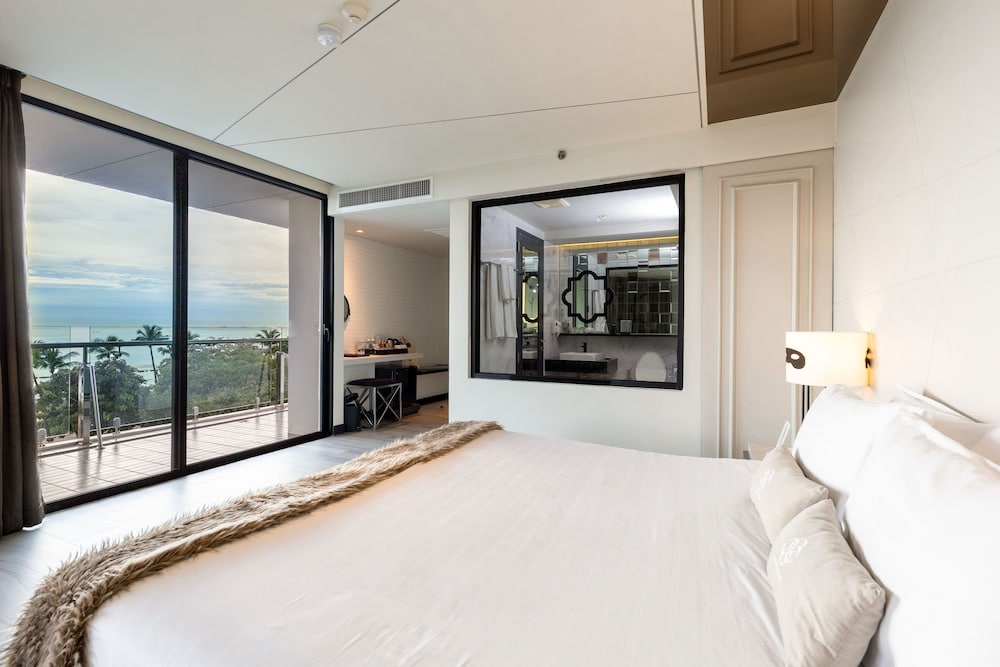 Deluxe Room, 1 King Bed, Sea View, Corner - Photo 8