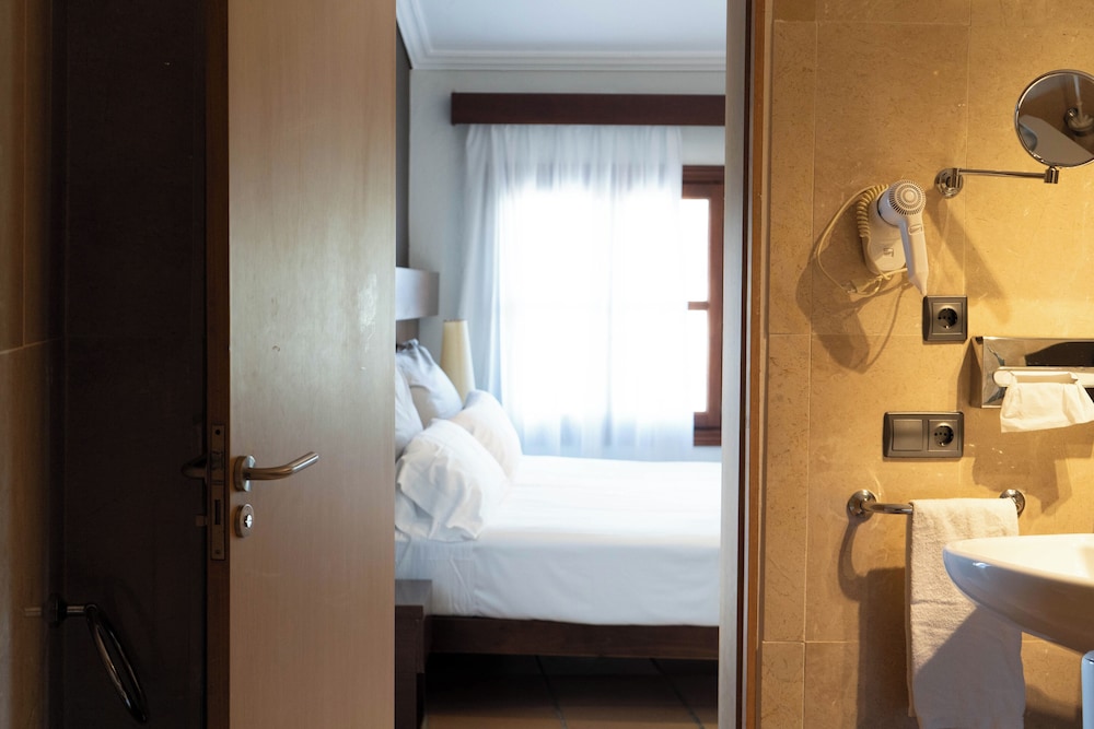 Junior Suite City (Village View) Spa Access Not Included - Photo 4