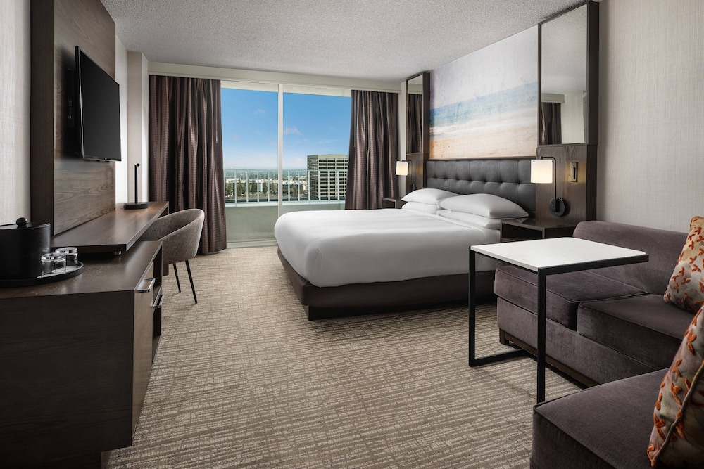 Premier Room, 1 King Bed, Balcony photo 3