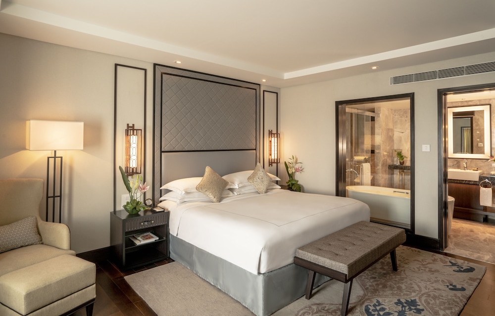 Luxury Suite, 1 King Bed - Photo 5