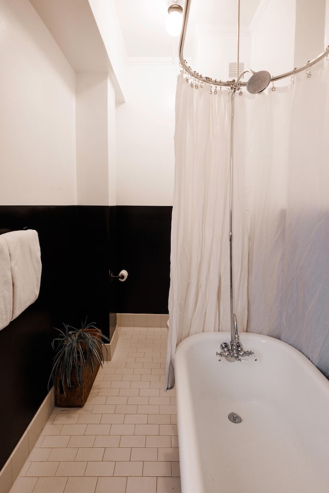 Queen Room (Self Check-in) - Photo 12
