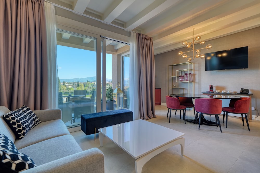 Grand Suite, 2 Bedrooms, Sauna, Partial Lake View