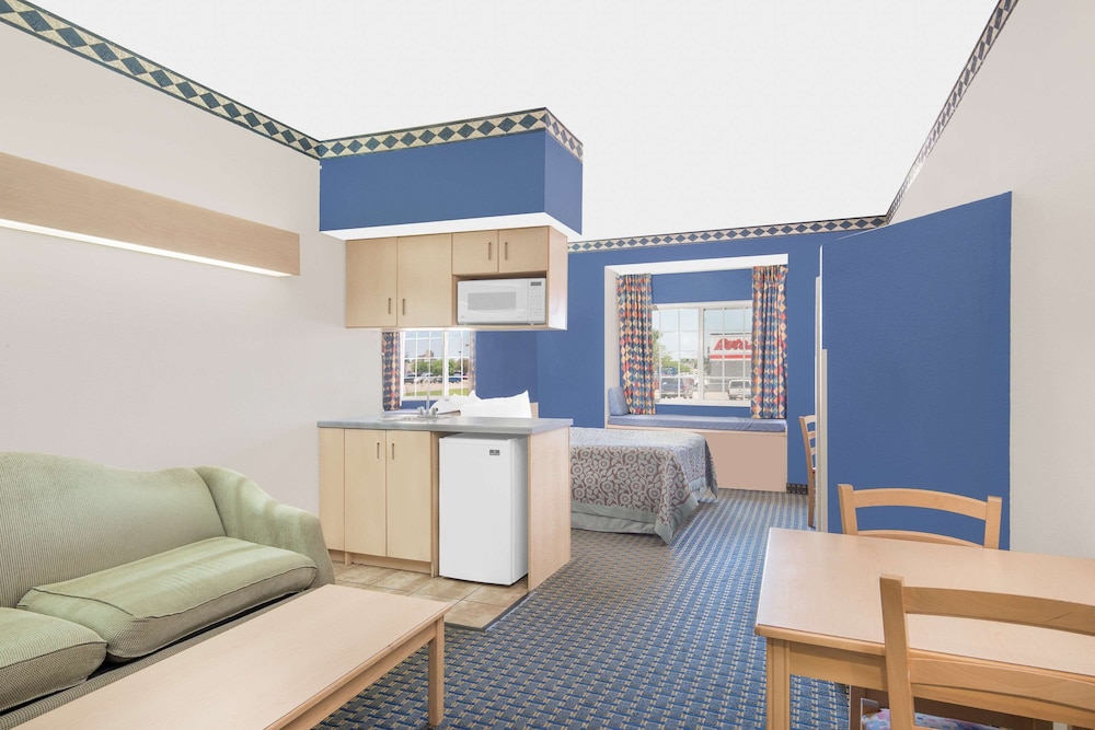 Studio Suite, 1 Queen Bed, Non Smoking - Photo 4