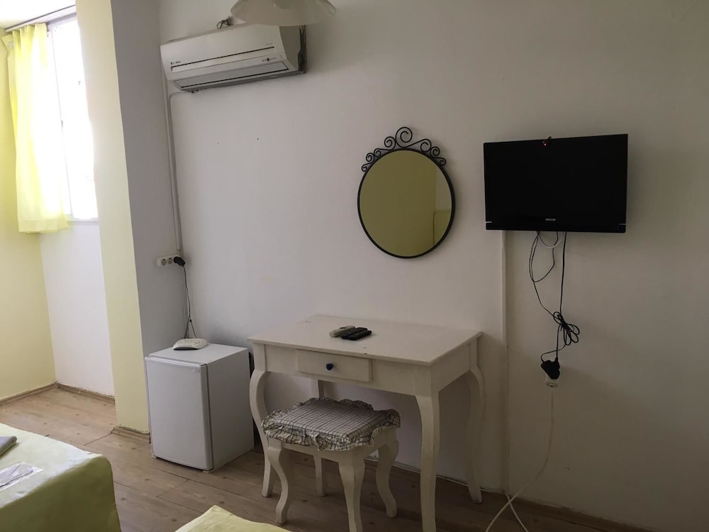 Room, Bahce Kati