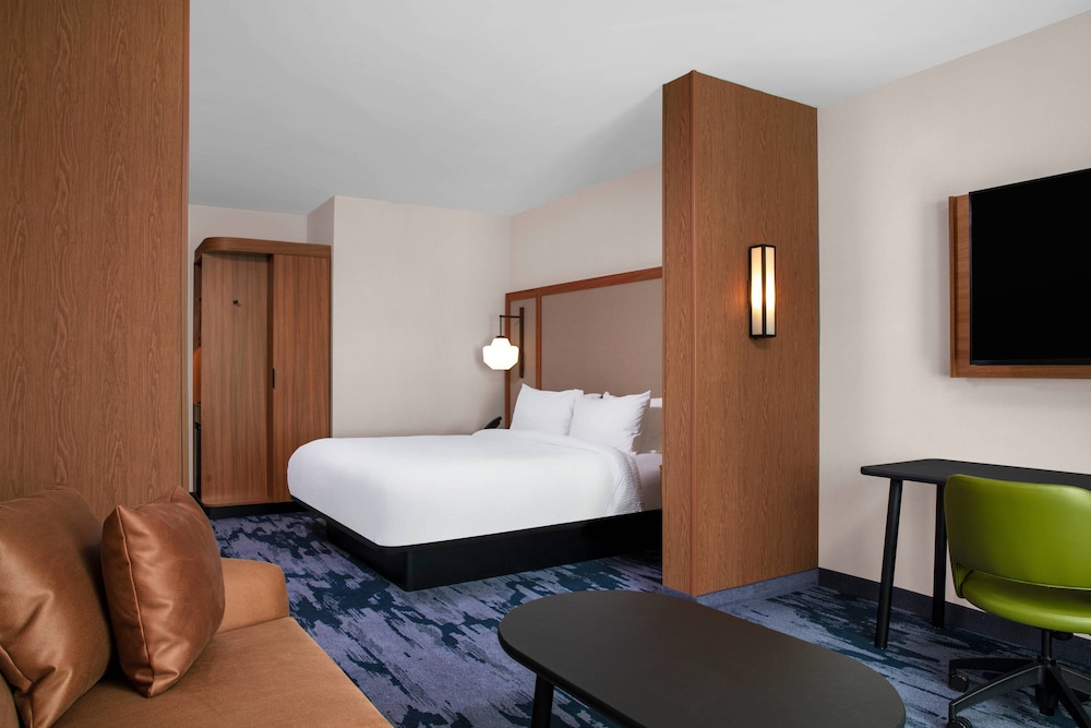 Executive Suite, 1 King Bed (Mobility Accessible, Roll-In Shower) - Photo 3